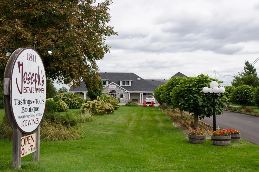1811 Niagara Stone Rd, Niagara-On-The-Lake, ON à vendre - Photo de l’immeuble – Image 1 sur 7