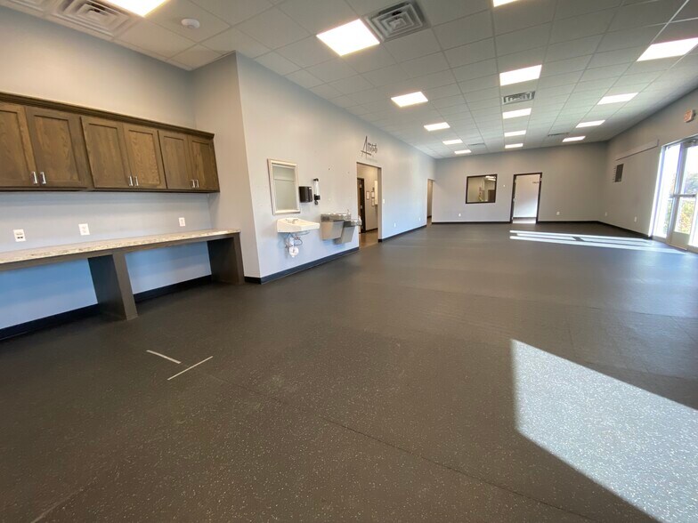 2221 John Williams Blvd, Bedford, IN à vendre - Photo de l’immeuble – Image 2 sur 82