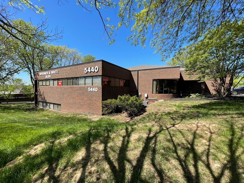 5440 N Oak Tfwy, Kansas City, MO à louer - Photo de l’immeuble – Image 1 sur 18