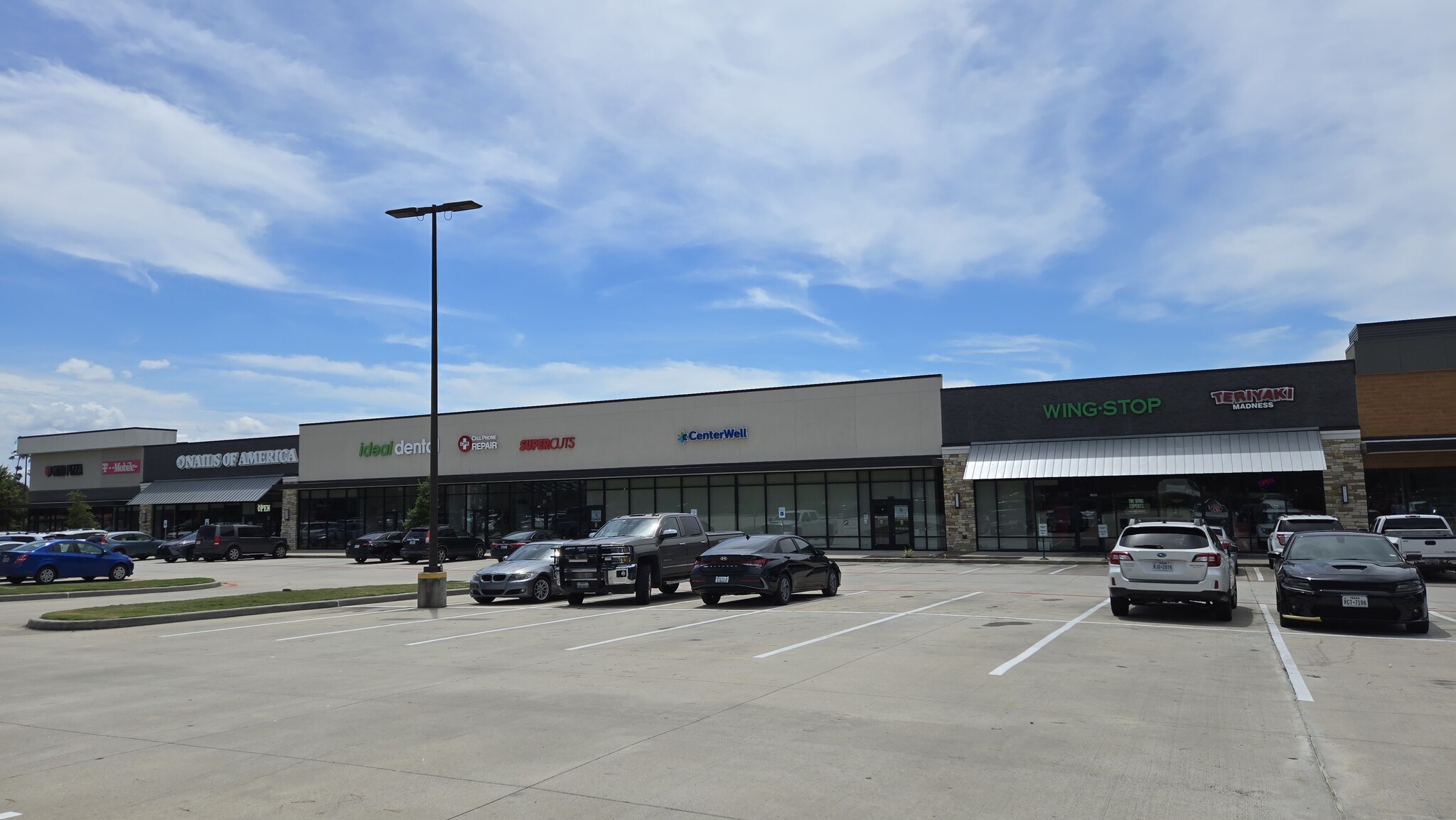 381 S Loop 336 W, Conroe, TX à louer Photo de l’immeuble– Image 1 sur 12