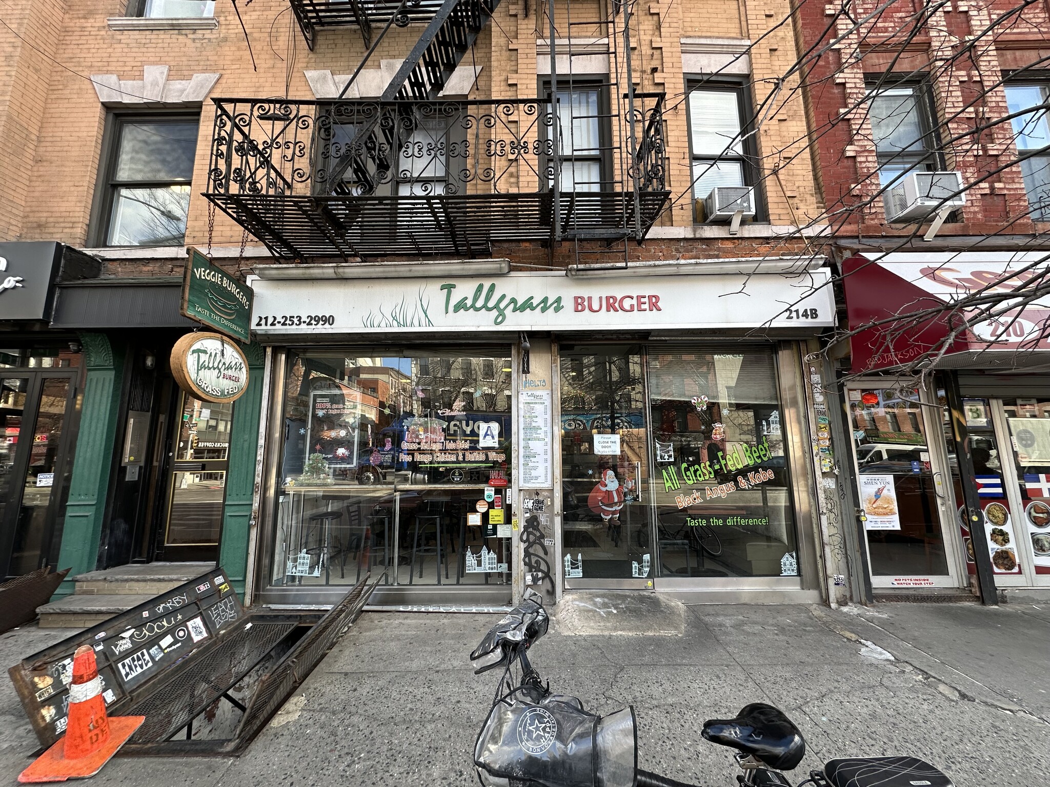 214-216 First Ave, New York, NY à louer Photo de l’immeuble– Image 1 sur 2