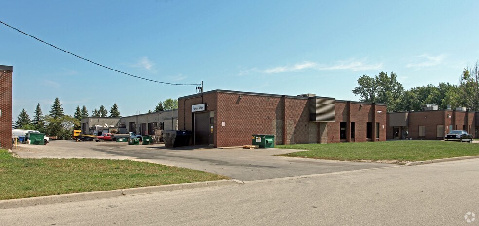 757 Mckay Rd, Pickering, ON à louer - Photo de l’immeuble – Image 2 sur 2