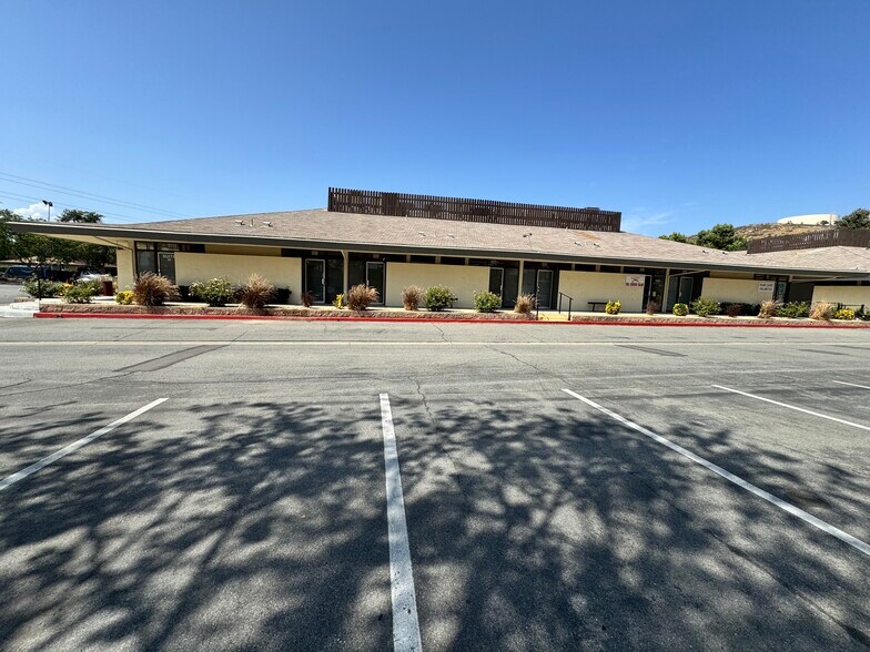 10241-10251 Country Club Dr, Jurupa Valley, CA à louer - Photo de l’immeuble – Image 1 sur 5
