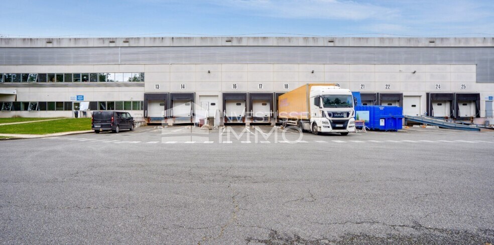 Local d’activités dans Bussy Saint Georges à louer - Photo de l’immeuble – Image 2 sur 3