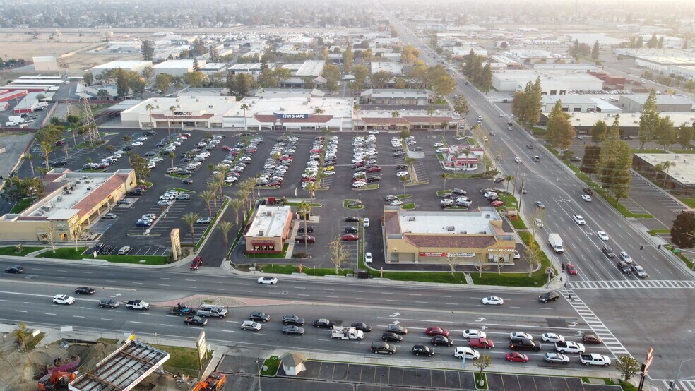 4751 White Ln, Bakersfield, CA à louer - Photo de l’immeuble – Image 3 sur 8