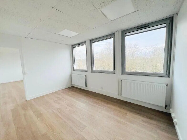 Bureau dans Le Chesnay-Rocquencourt à louer - Photo de l’immeuble – Image 2 sur 12