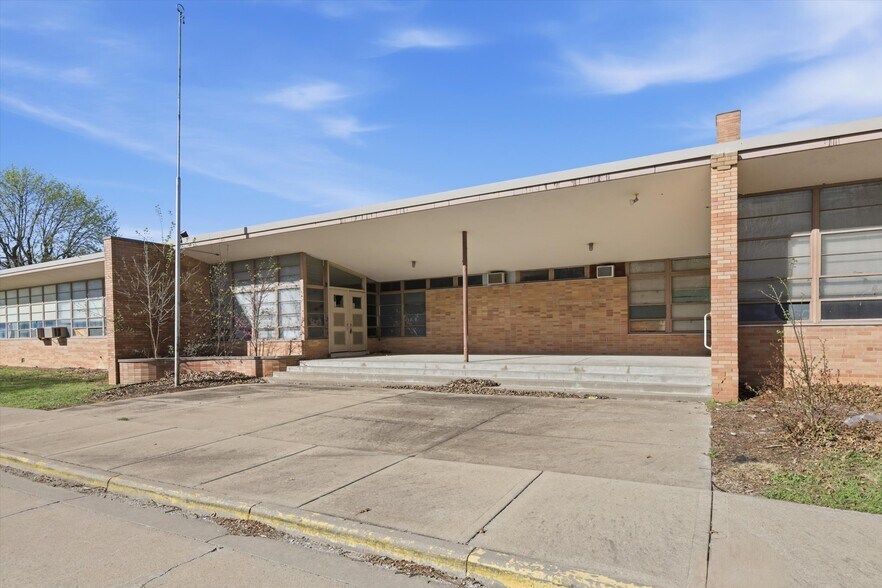 1009 W Pacific, Osawatomie, KS à vendre - Photo de l’immeuble – Image 3 sur 24