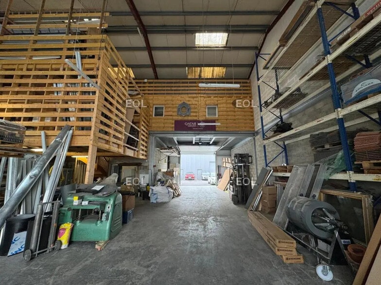 Local d’activités dans Brie-Comte-Robert à louer - Photo de l’immeuble – Image 2 sur 10