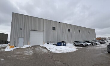 135 Pony Dr, Newmarket, ON à louer Photo de l’immeuble– Image 2 sur 8