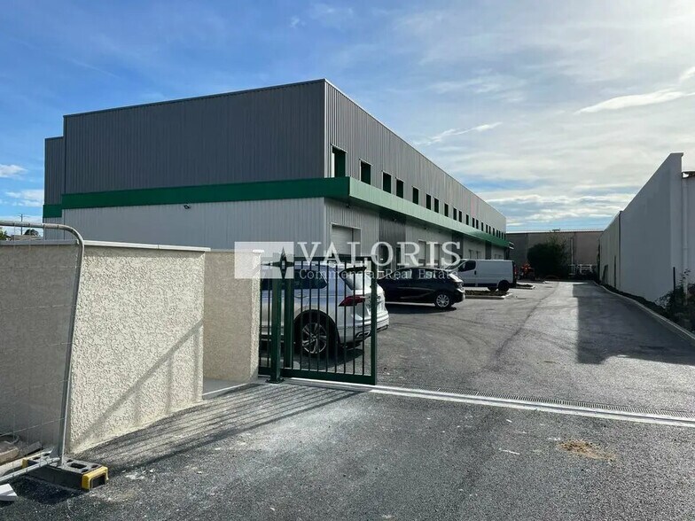 Local d’activités dans Mions à louer - Photo de l’immeuble – Image 2 sur 8