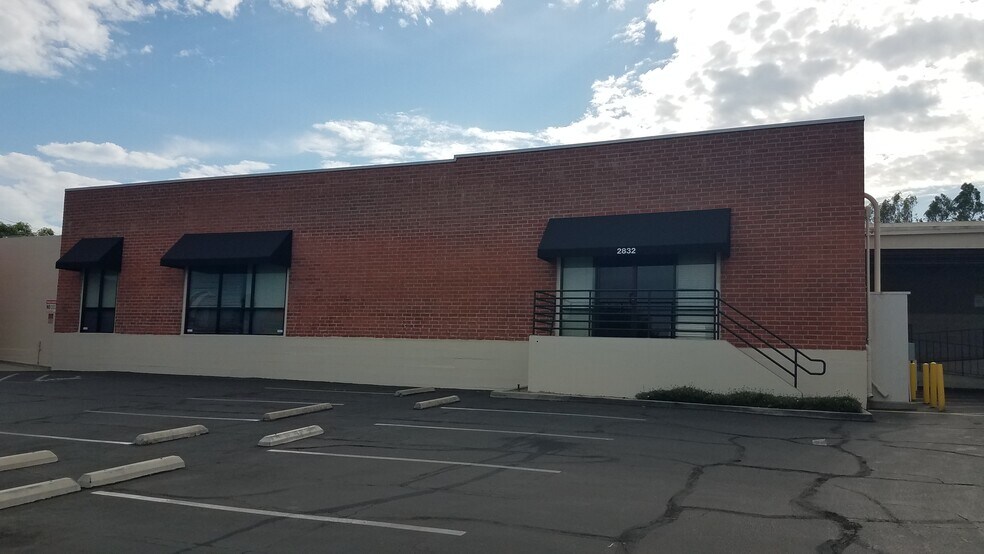 2832 E Foothill Blvd, Pasadena, CA à louer - Photo de l’immeuble – Image 2 sur 5