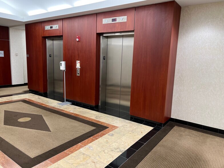 12359 Sunrise Valley Dr, Reston, VA à louer - Hall d’entrée – Image 1 sur 19