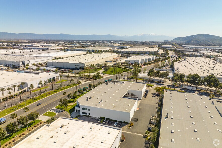 5590 E Jurupa Ave, Ontario, CA à louer - Photo de l’immeuble – Image 2 sur 9