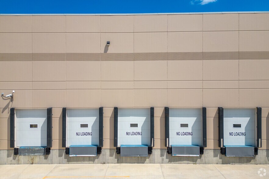 58 Aero Dr NE, Calgary, AB à louer - Photo de l’immeuble – Image 3 sur 5