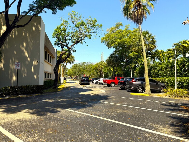 150 NW 70th Ave, Plantation, FL à louer - Photo de l’immeuble – Image 3 sur 6