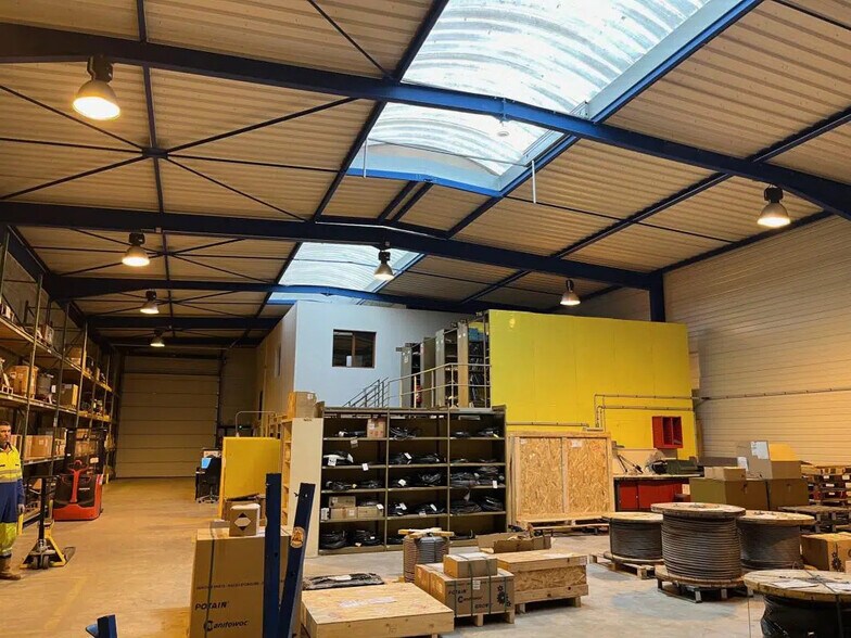 Local d’activités dans SAINT-OUEN-L'AUMONE à louer - Photo de l’immeuble – Image 1 sur 8