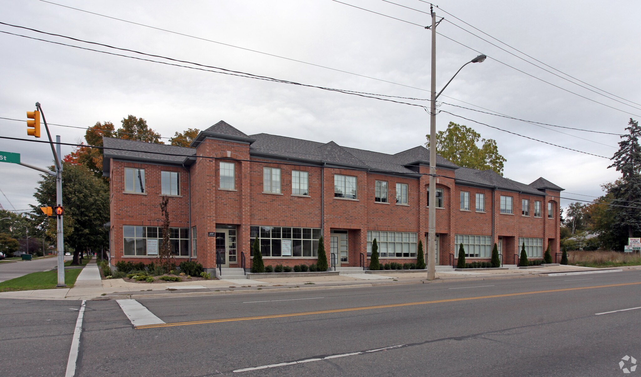 400 Dundas St E, Whitby, ON à louer Photo principale– Image 1 sur 5