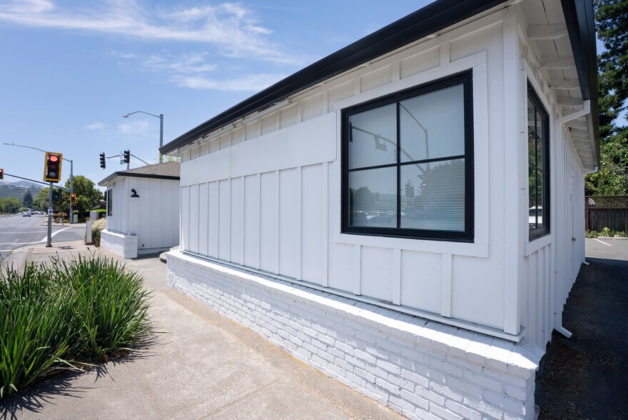 555 Farmers Ln, Santa Rosa, CA à louer - Photo de l’immeuble – Image 2 sur 16