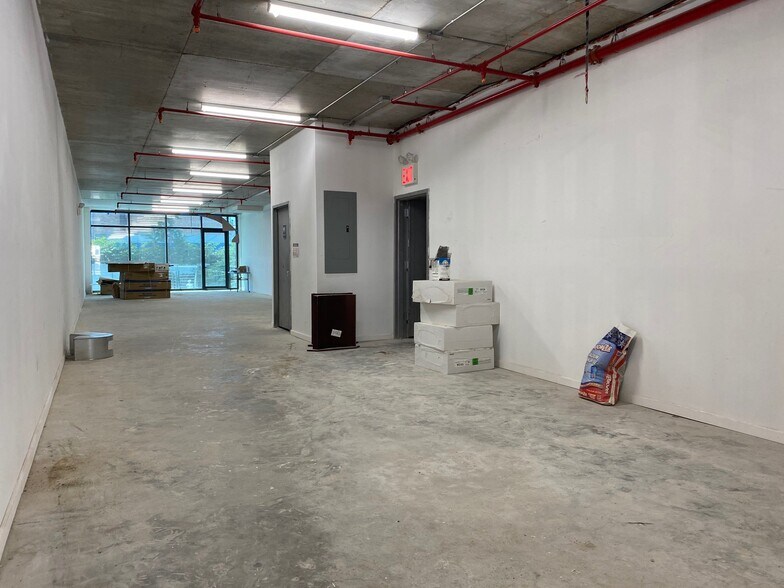 61-10 182nd St, Fresh Meadows, NY à louer - Photo de l’immeuble – Image 3 sur 9