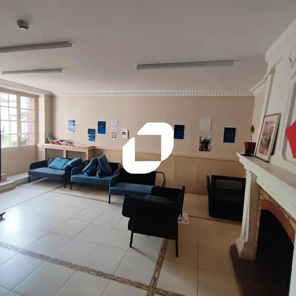 Bureau dans Mandres-les-Roses à vendre - Photo de l’immeuble – Image 3 sur 5