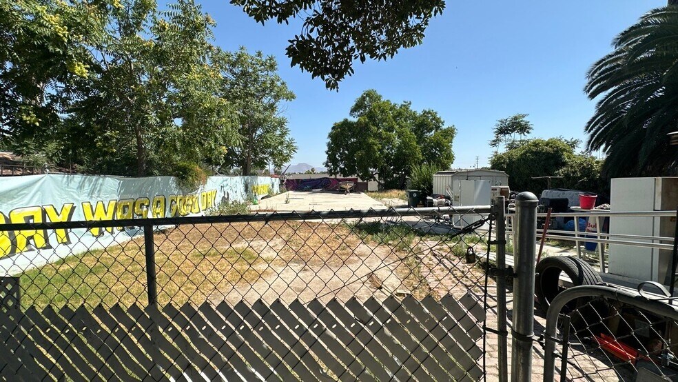 1051 W 2nd St, San Bernardino, CA à vendre - Photo de l’immeuble – Image 2 sur 2