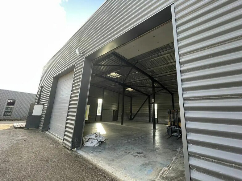 Local d’activités dans Le Grand-Lemps à louer - Photo de l’immeuble – Image 3 sur 3