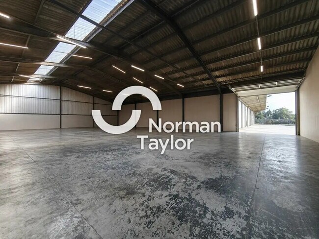 Plus de détails pour Local d'activités à louer