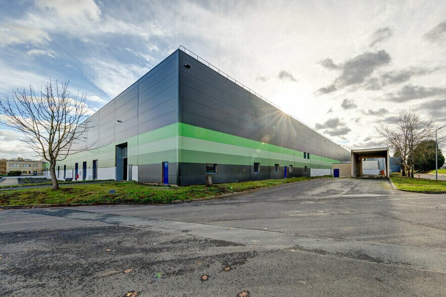 Industriel/Logistique dans Allonne à louer - Photo de l’immeuble – Image 1 sur 9