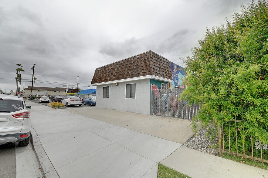 2715 E 56th St, Long Beach, CA à vendre - Photo de l’immeuble – Image 2 sur 27