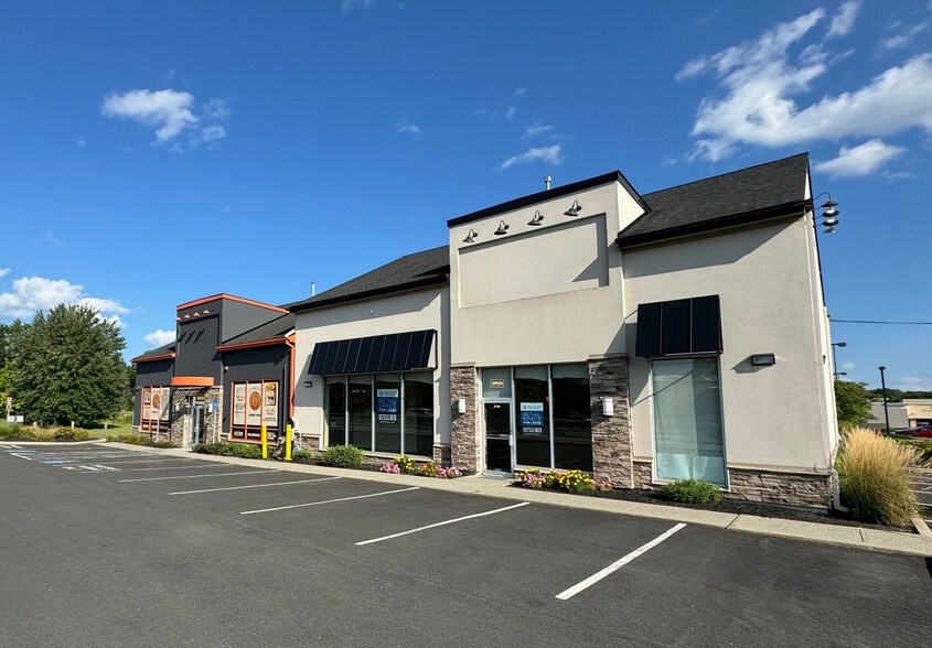 379 Russell St, Hadley, MA à louer - Photo de l’immeuble – Image 3 sur 5