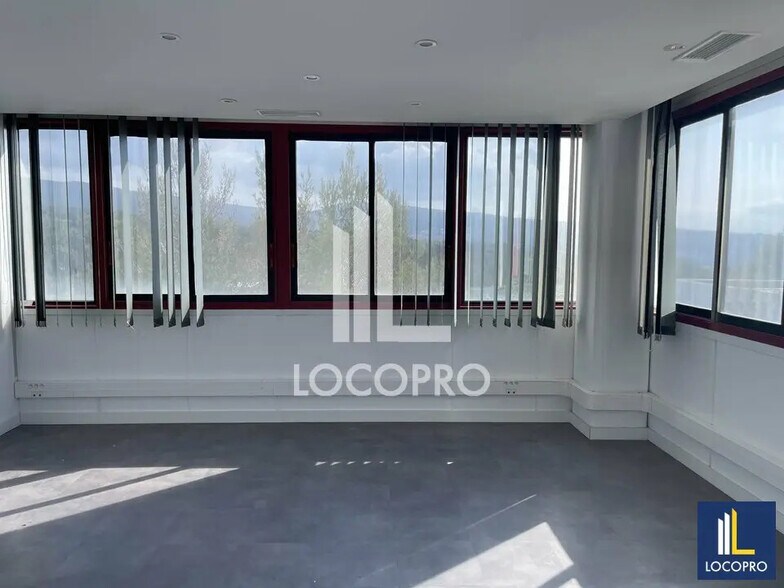 Bureau dans La Ciotat à louer - Photo de l’immeuble – Image 2 sur 9