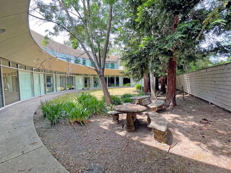 2421 Mendocino Ave, Santa Rosa, CA à louer - Photo de l’immeuble – Image 2 sur 10