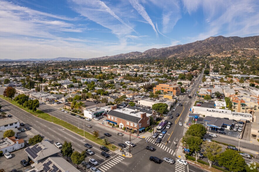 501 W Glenoaks Ave, Glendale, CA à louer - Photo de l’immeuble – Image 3 sur 10
