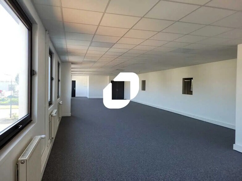 Bureau dans Lisses à louer - Photo intérieure – Image 3 sur 8