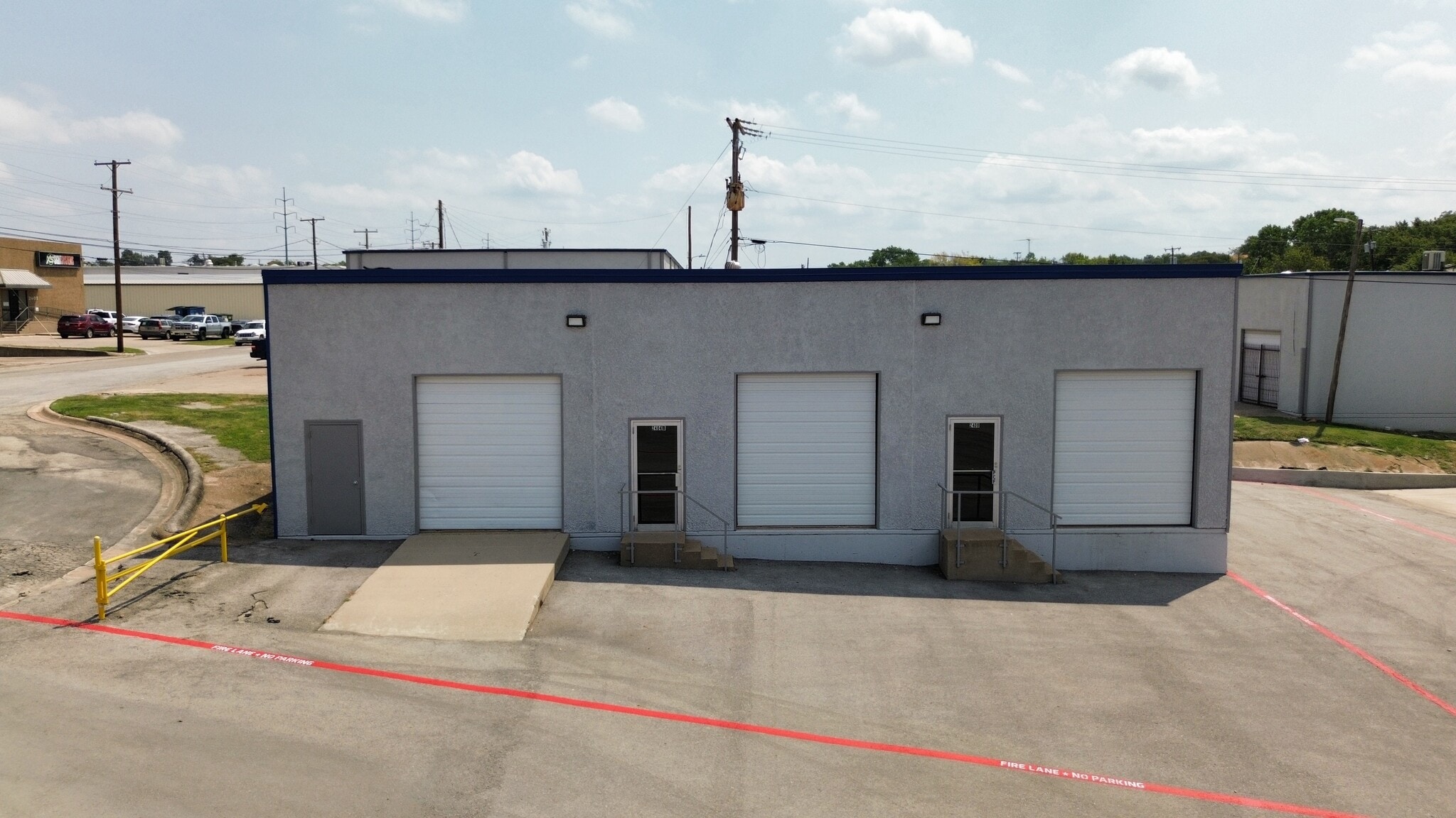 2402-2404 Blue Smoke Ct, Fort Worth, TX à louer Photo de l’immeuble– Image 1 sur 3