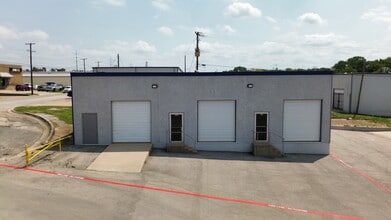 2402-2404 Blue Smoke Ct, Fort Worth, TX à louer Photo de l’immeuble– Image 1 sur 3