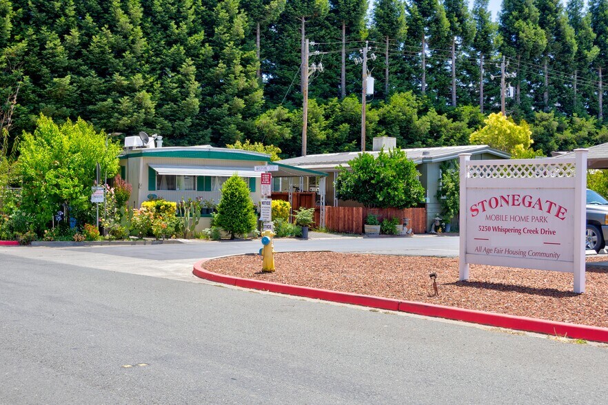 5250 Whispering Creek Dr, Santa Rosa, CA à vendre - Photo de l’immeuble – Image 2 sur 39