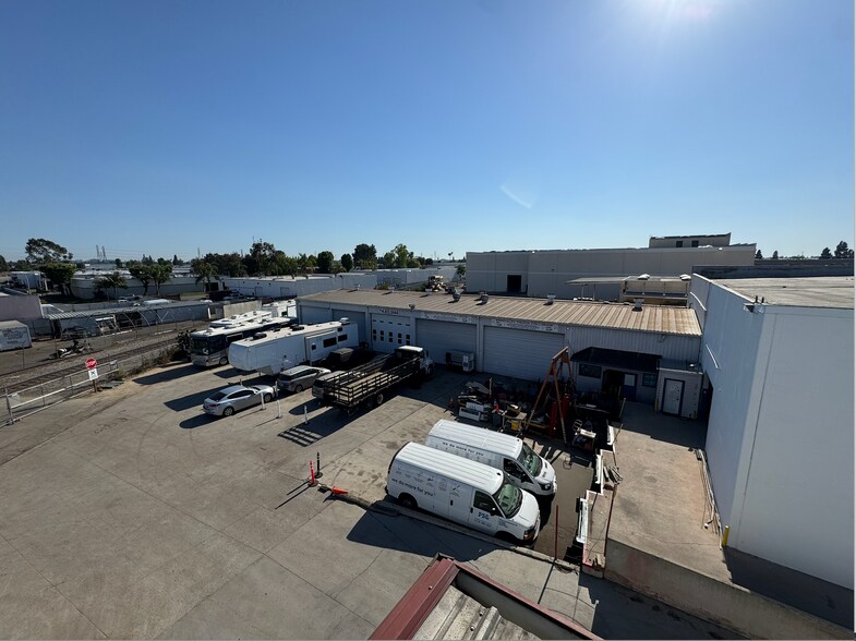 410 W Grove Ave, Orange, CA à louer - Photo de l’immeuble – Image 2 sur 5