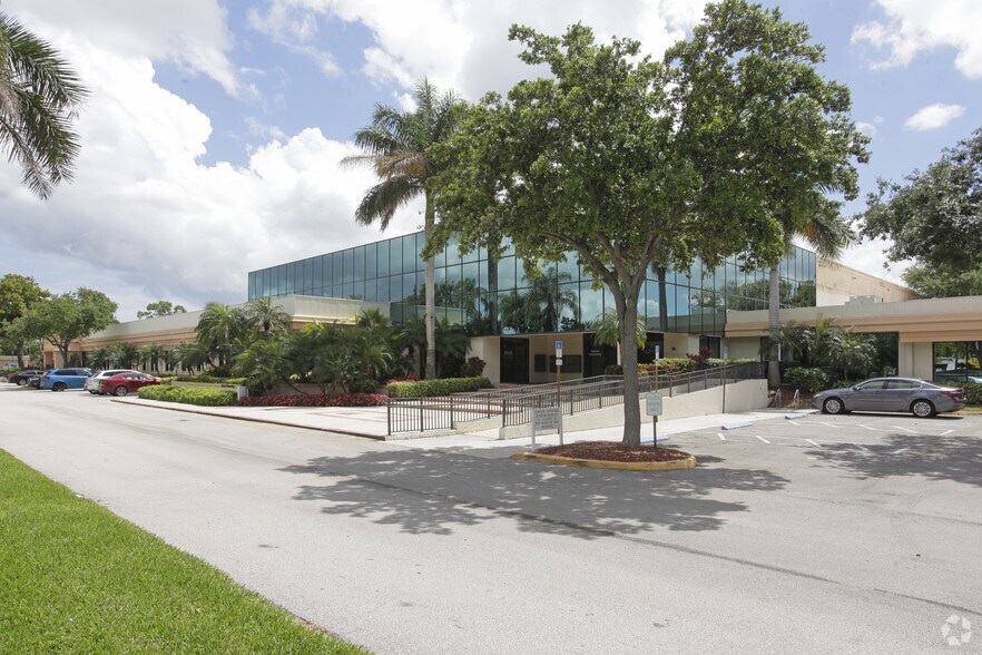1900 W Commercial Blvd, Fort Lauderdale, FL à louer - Photo principale – Image 1 sur 3