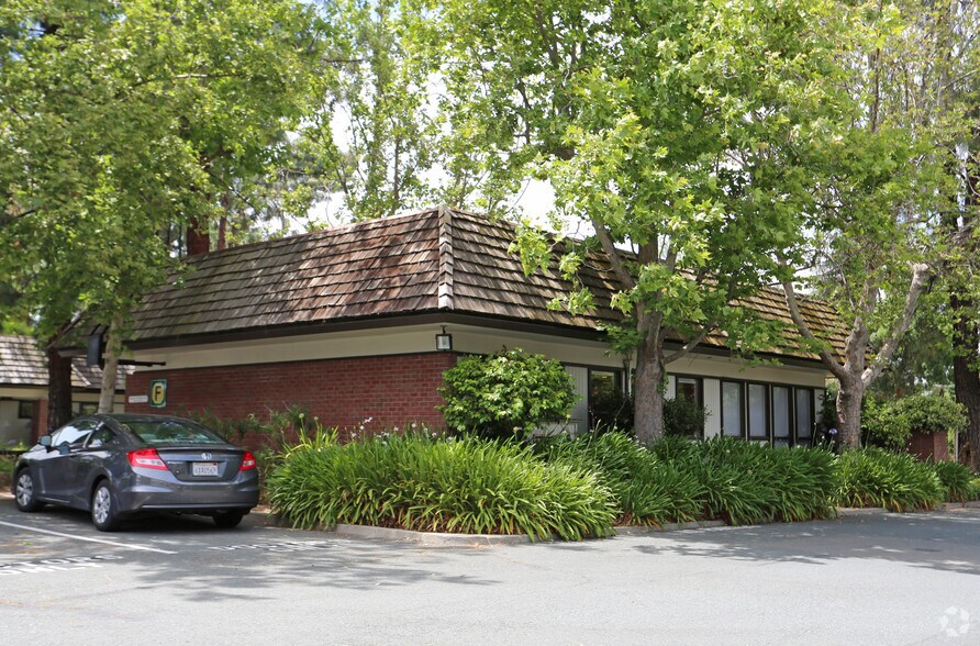 2121 Ygnacio Valley Rd, Walnut Creek, CA à louer - Photo de l’immeuble – Image 2 sur 4