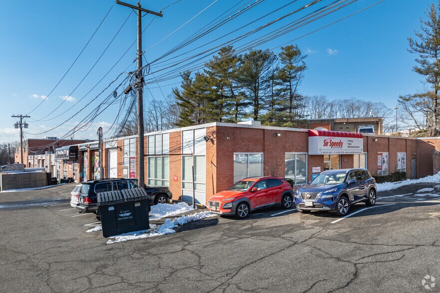 101 DuPont St, Plainview, NY à vendre - Photo de l’immeuble – Image 3 sur 5