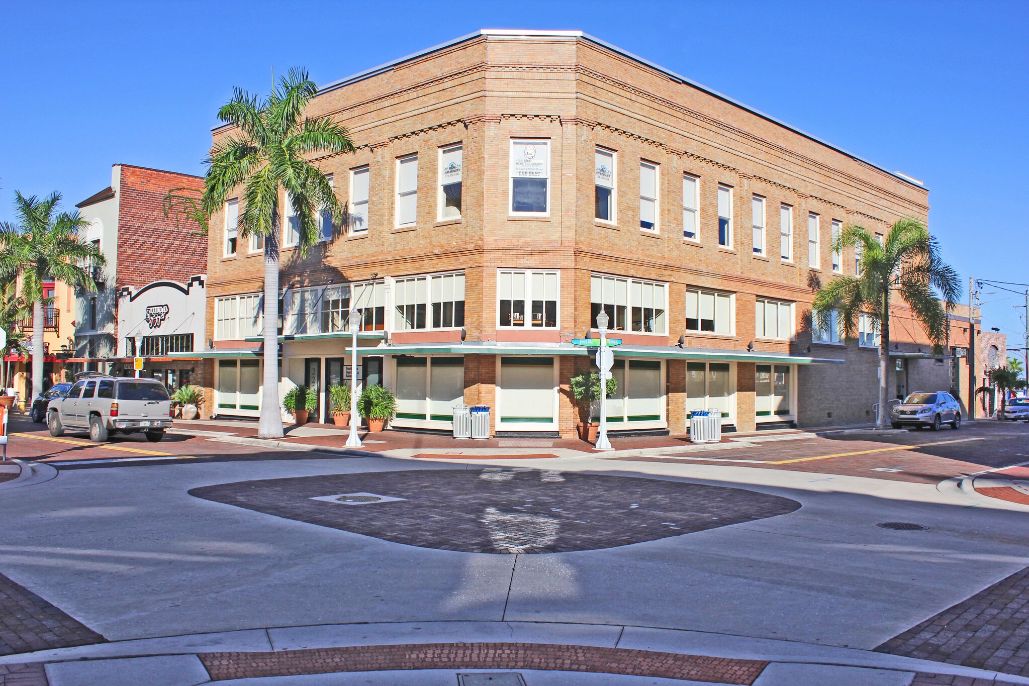 2235 1st St, Fort Myers, FL à louer Photo de l’immeuble– Image 1 sur 8