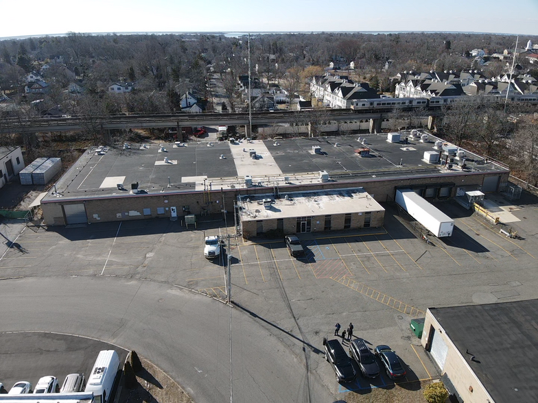 11 Ranick Dr S, Amityville, NY à vendre - Photo de l’immeuble – Image 1 sur 7