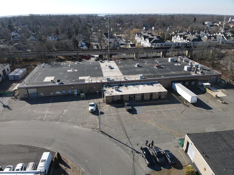 11 Ranick Dr S, Amityville, NY à vendre - Photo de l’immeuble – Image 2 sur 7