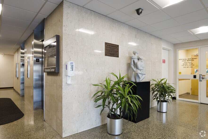 190 Moore St, Hackensack, NJ à louer - Photo de l’immeuble – Image 3 sur 9