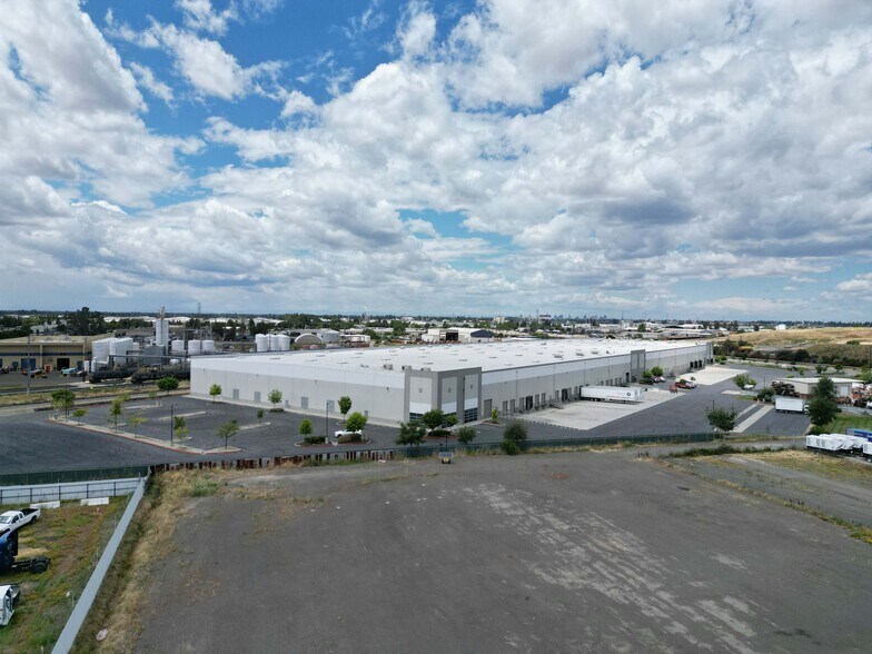 8670 Fruitridge Rd, Sacramento, CA à louer - Aérien – Image 1 sur 13