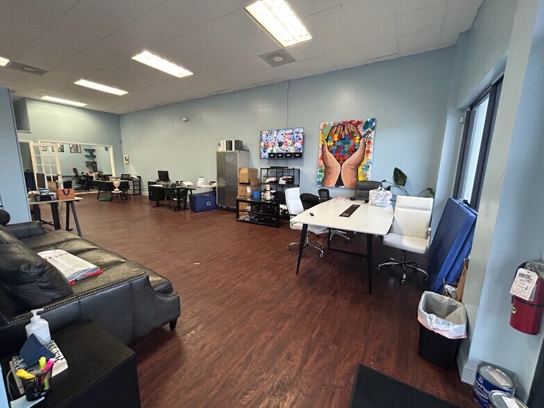 6160 Ulmerton Rd, Clearwater, FL à louer - Photo de l’immeuble – Image 3 sur 8