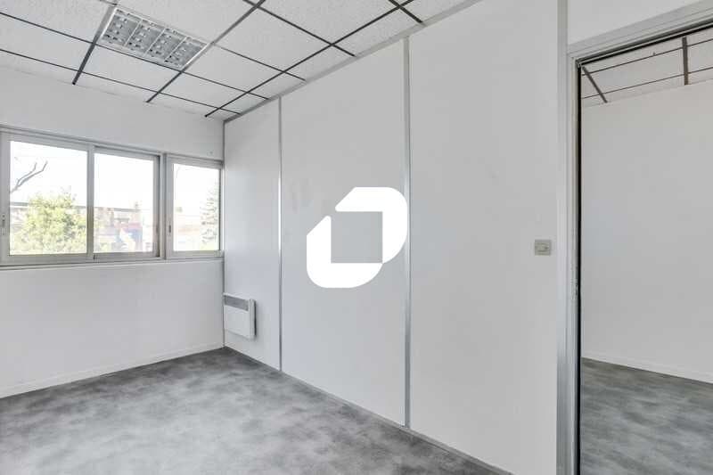 Bureau dans Mennecy à louer Photo de l’immeuble– Image 1 sur 9