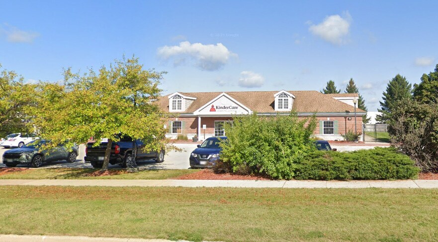 3175 Hillside Dr, Delafield, WI à louer - Photo de l’immeuble – Image 2 sur 9