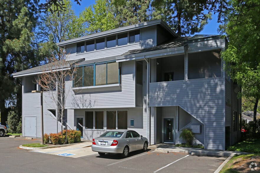 945 University Ave, Sacramento, CA à louer - Photo de l’immeuble – Image 1 sur 12